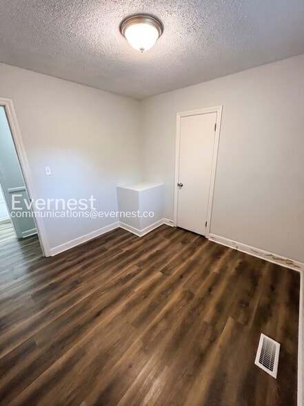 Building Photo - 203 Pinetree Dr