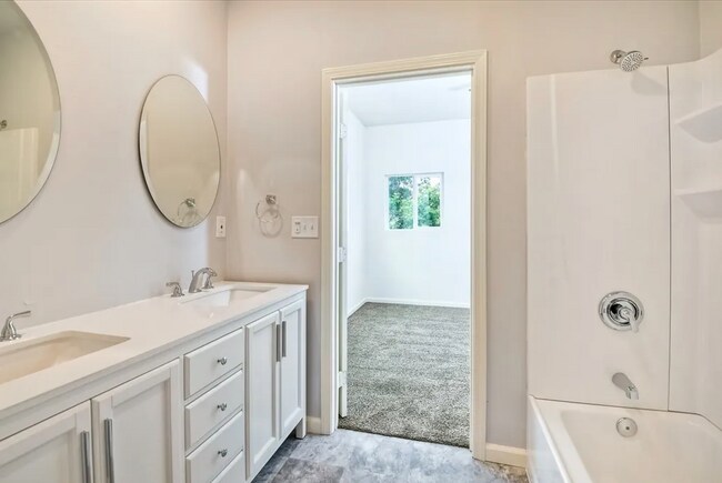 Building Photo - Fully Furnished Modern 3-Bed, 2-Bath Near ...