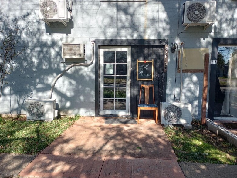 Building Photo - 539 Moore St S