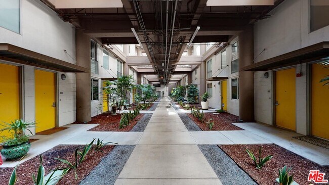 Building Photo - 1130 Flower St