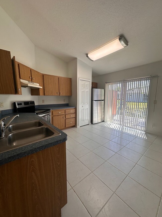 Building Photo - Pine Grove Duplex, Side B