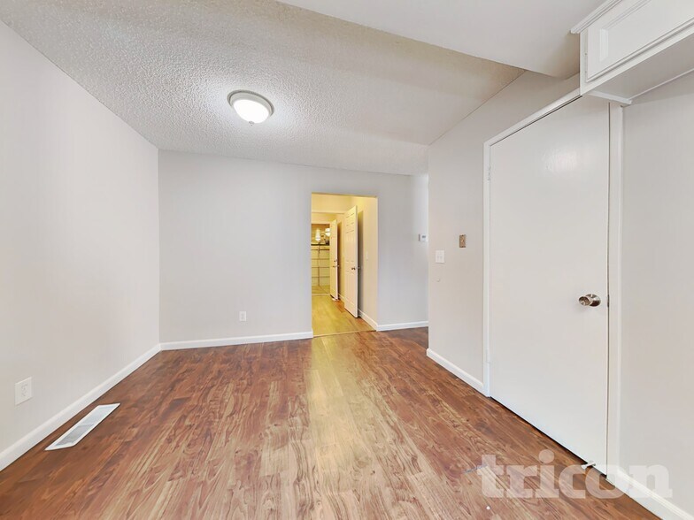 Building Photo - 1344 Shaddick Dr