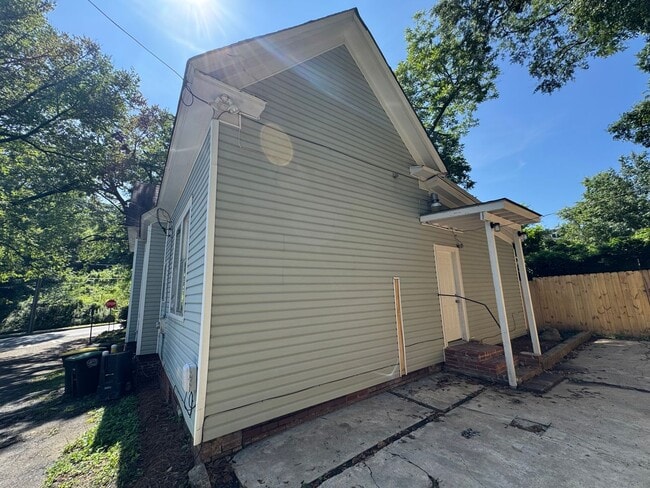 Building Photo - Large 4/2.5 House in S Rome $1,395