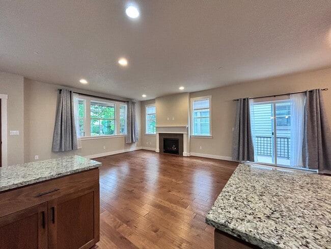 Building Photo - Incredibly Large 4 Bed 2.5 Bath Charmer!
