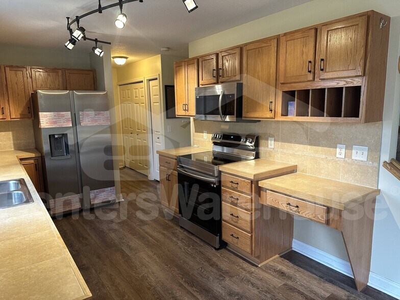 Building Photo - 6525 Appaloosa Ave N