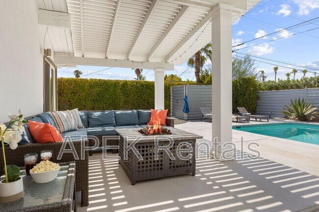 Building Photo - 915 E Racquet Club Rd