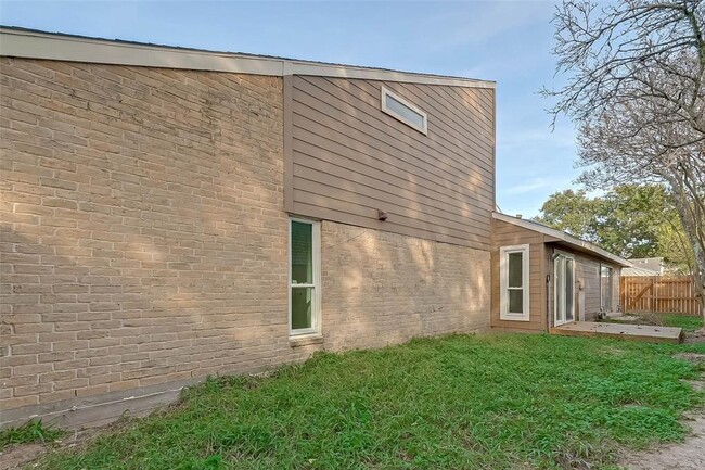 Building Photo - 12111 Poulson Dr