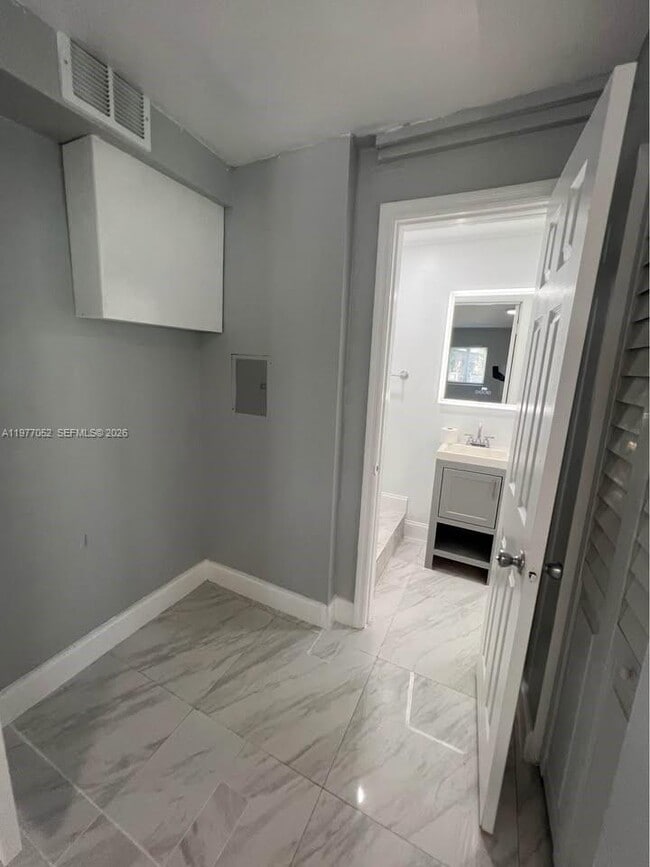 Building Photo - 18 Miami Gardens Rd