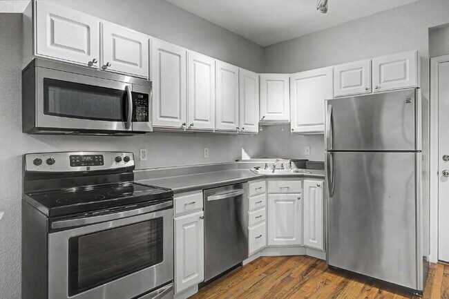 Building Photo - Adorable Studio in 1909 Building! Heart of Capitol Hill