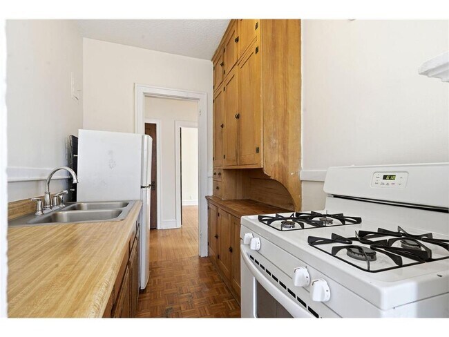 Building Photo - 220 E 19th St