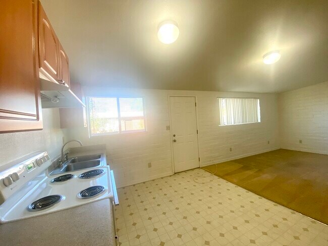Building Photo - New Flooring! Spacious 1 Bedroom Available...