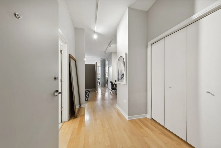 Building Photo - 860 W Blackhawk St