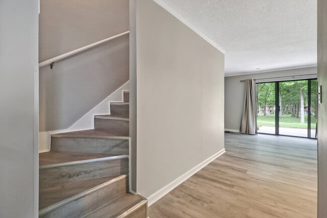 Building Photo - 40 Wilshire Heights Dr