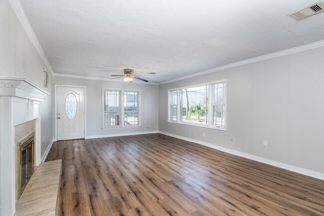 Building Photo - 1007 E Main St