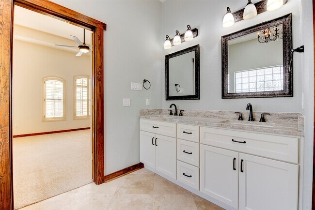 Building Photo - 1426 W 21st St