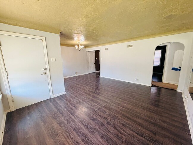 Building Photo - Spacious 3 Bedroom Rental!