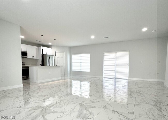 Building Photo - 825 Porter St E