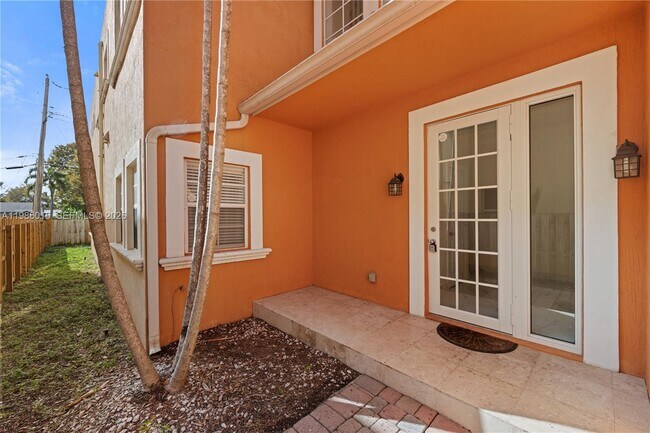 Building Photo - 819 SW 7th Ave