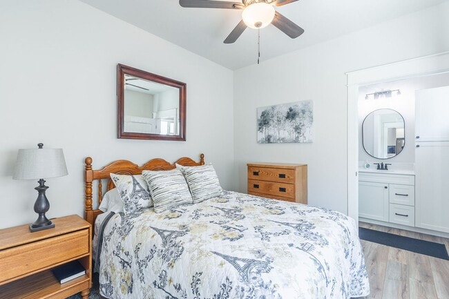 Building Photo - Charming Fully Furnished 1 Bedroom, 1 Bath...
