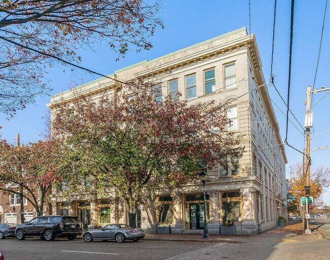 Building Photo - 212 E Clay St