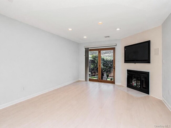 Building Photo - 8 Davids Ln