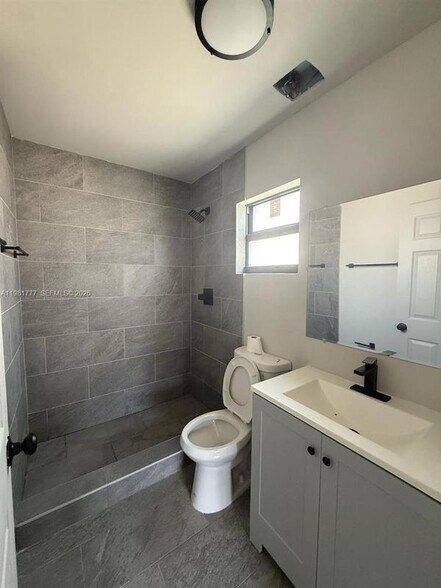 Building Photo - 2806 NW 9th Ct