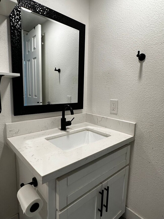 Building Photo - Beautifully Upgraded 3 Bedroom 1 Bathroom ...