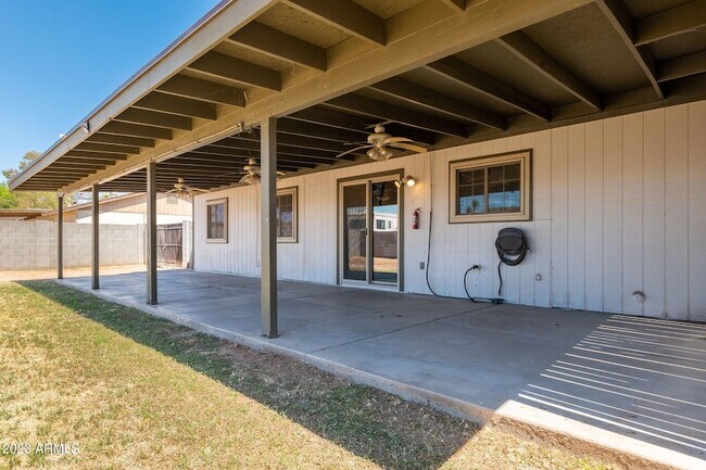 Building Photo - 964 W Hackamore St