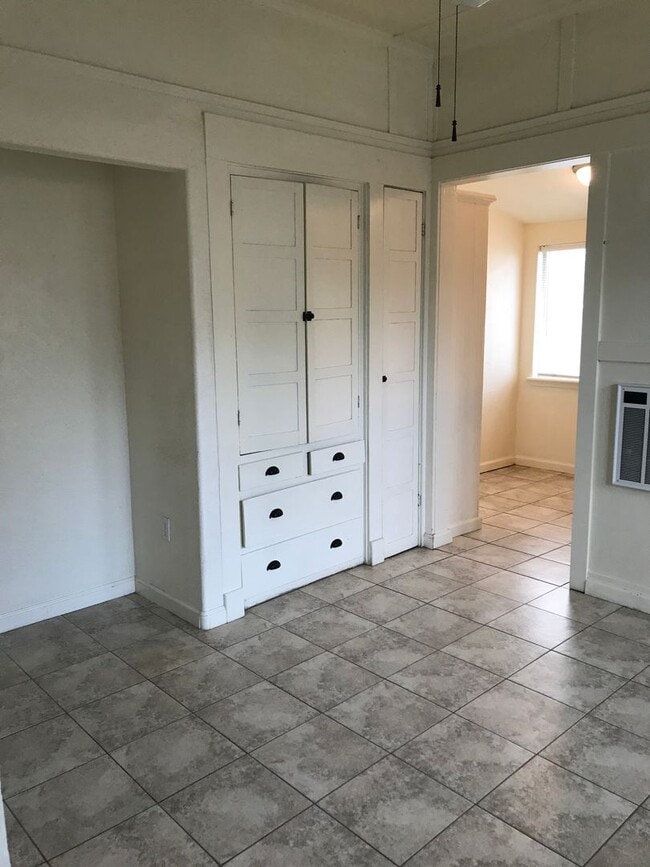 Building Photo - Cute house!