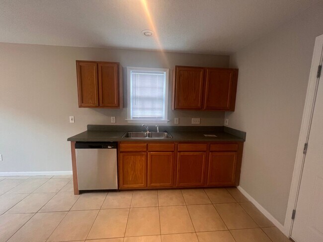 Building Photo - Charming 3-Bedroom Home with Endless Poten...