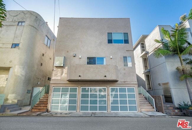 Building Photo - 3711 Ocean Front Walk