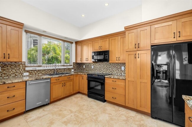 Building Photo - 4340 Pine Tree Dr