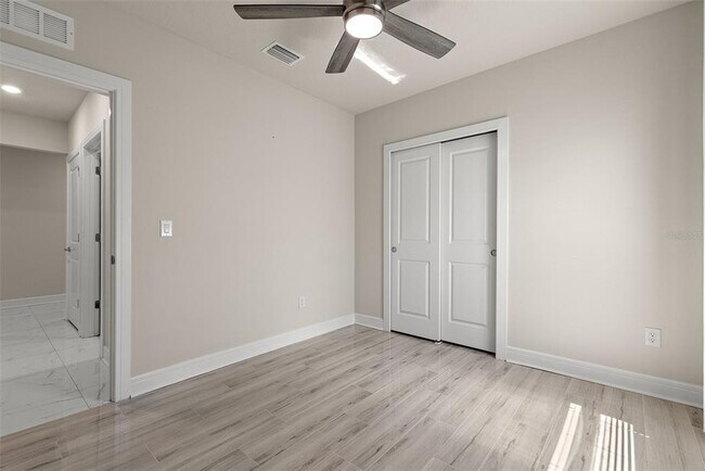 Building Photo - 9256 Royal River Cir