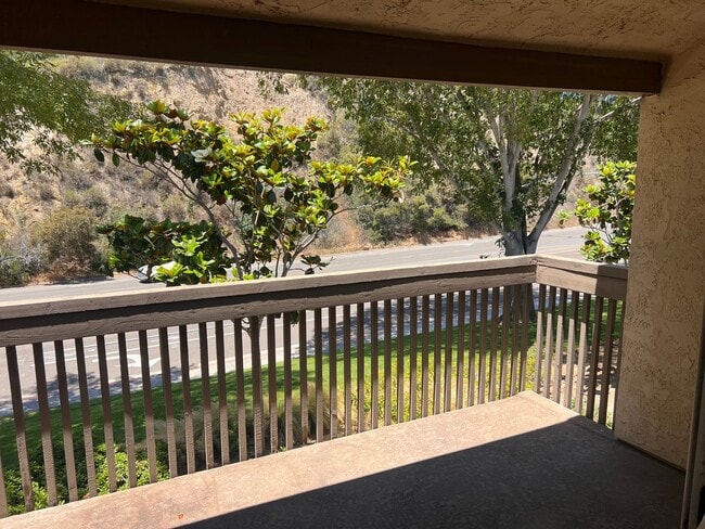 Building Photo - 2 bedroom, 2 bath top floor condo in La Jolla