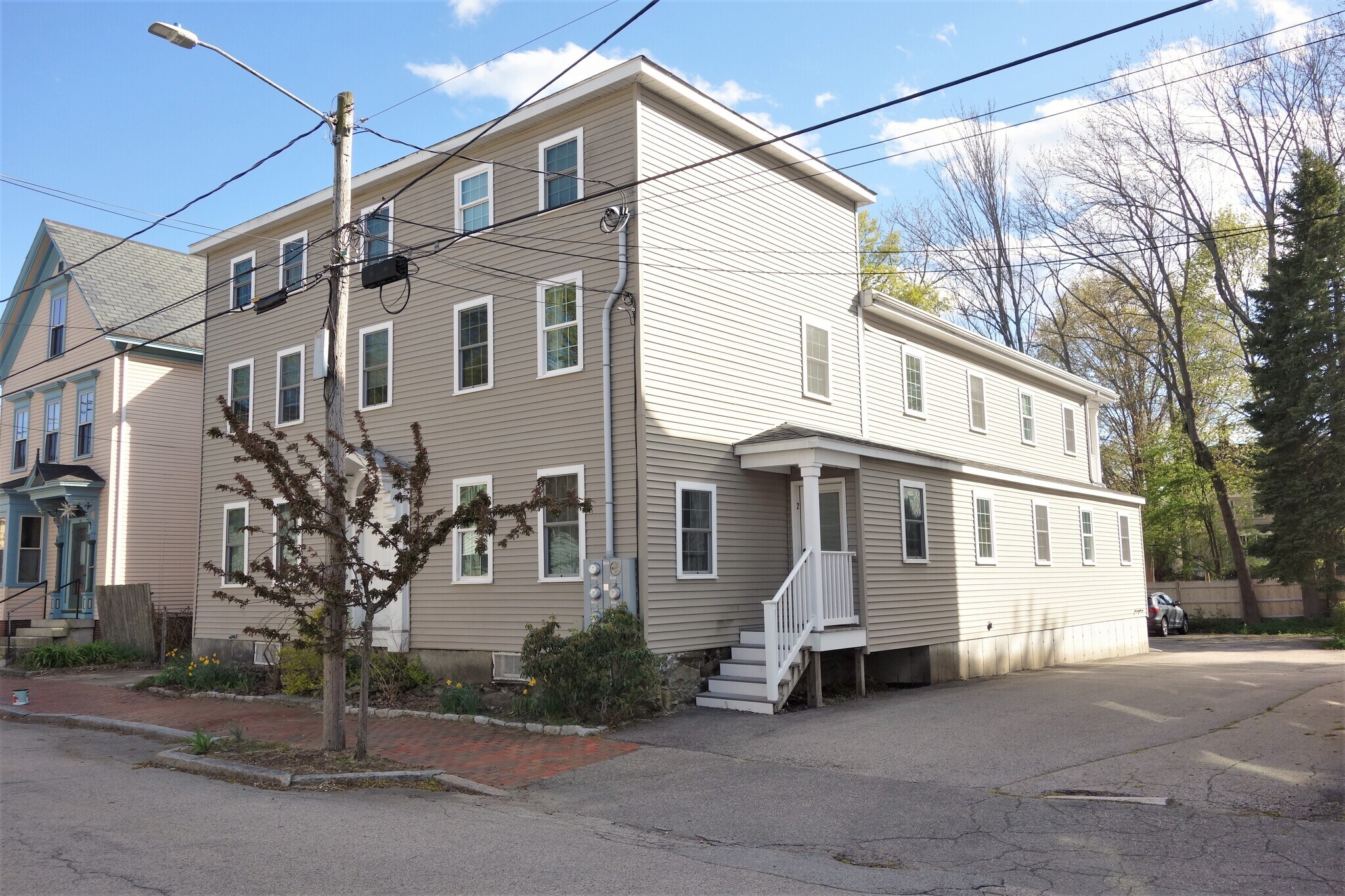 Building Photo - 142 Cabot St