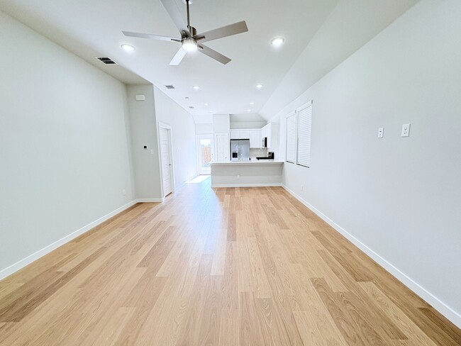 Building Photo - 401 Green Gables Dr