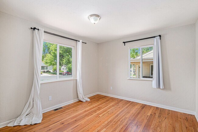 Building Photo - Don't miss this University Hills Home!