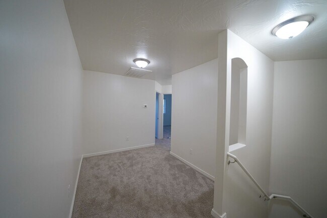 Building Photo - Remodeled 3 Bed / 2.5 Bath Townhome in Great Location