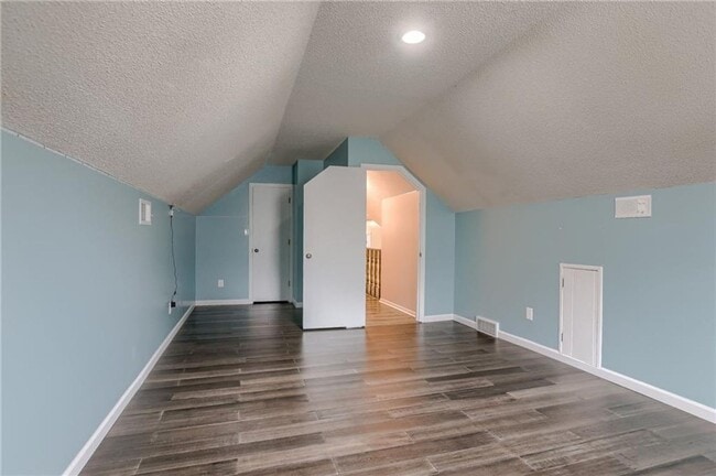 Building Photo - {8615} Remodeled w/ Updated Kitchen + New ...