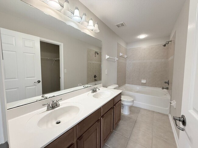 Building Photo - BEAUTIFUL 3/2.5 Hillcrest Townhome with ov...