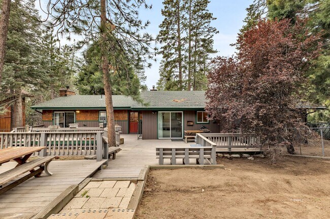 Building Photo - Mountain Lodge Home 1 Mile Away from the C...