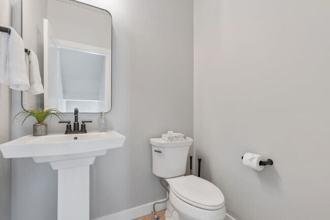 Building Photo - 6831 Silver Creek Dr