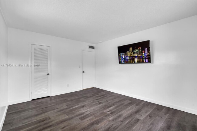 Building Photo - 13712 SW 90th Ave