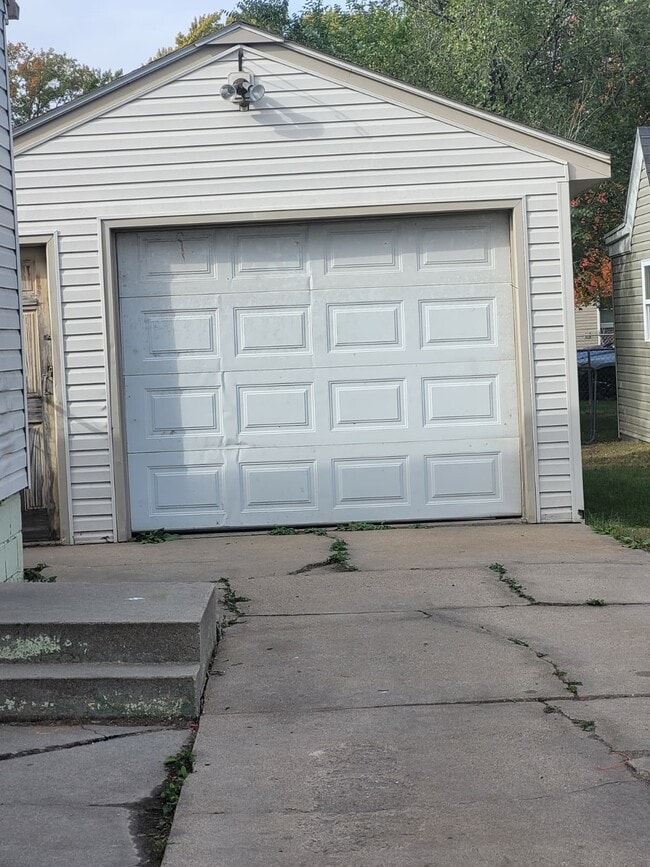 Building Photo - 1320 N Broadwell Ave