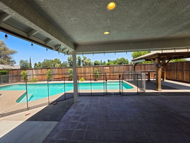 Building Photo - 4 bedroom 2 bathroom with a pool and solar!
