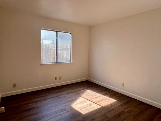 Building Photo - Charming 3 Bedroom 2 Bath Home in Elk Grov...