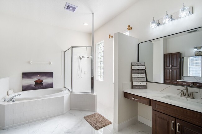 Building Photo - Enjoy the luxury living in Kingshyre, a hi...