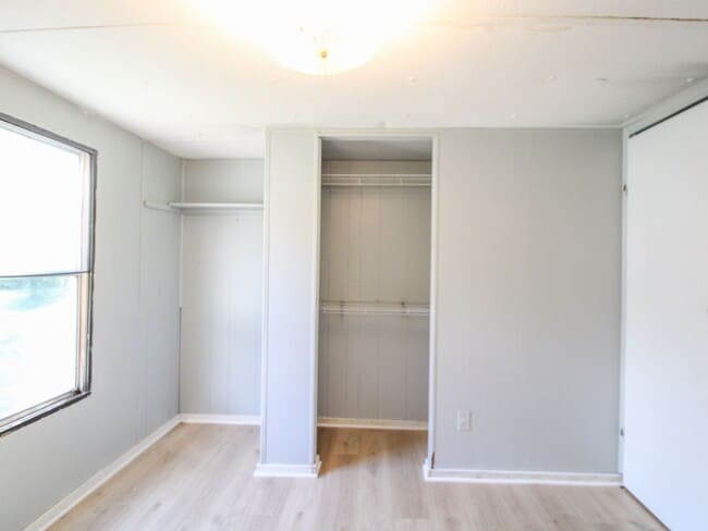 Building Photo - Updated Country Home Just Minutes from Fay...