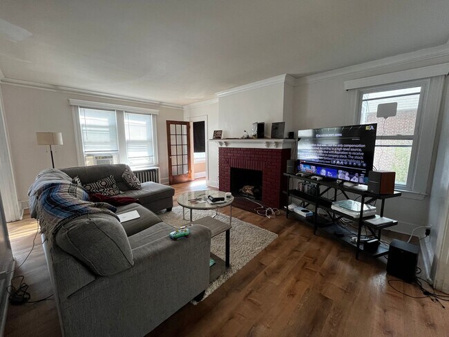 Building Photo - 1st Floor Apartment in Ideal West Hartford...