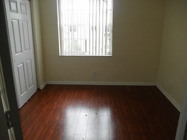 Building Photo - 876 Summit Lake Dr